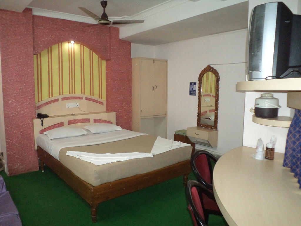 Hotel Mahalaxmi Indo Myanmar Guwahati Room photo